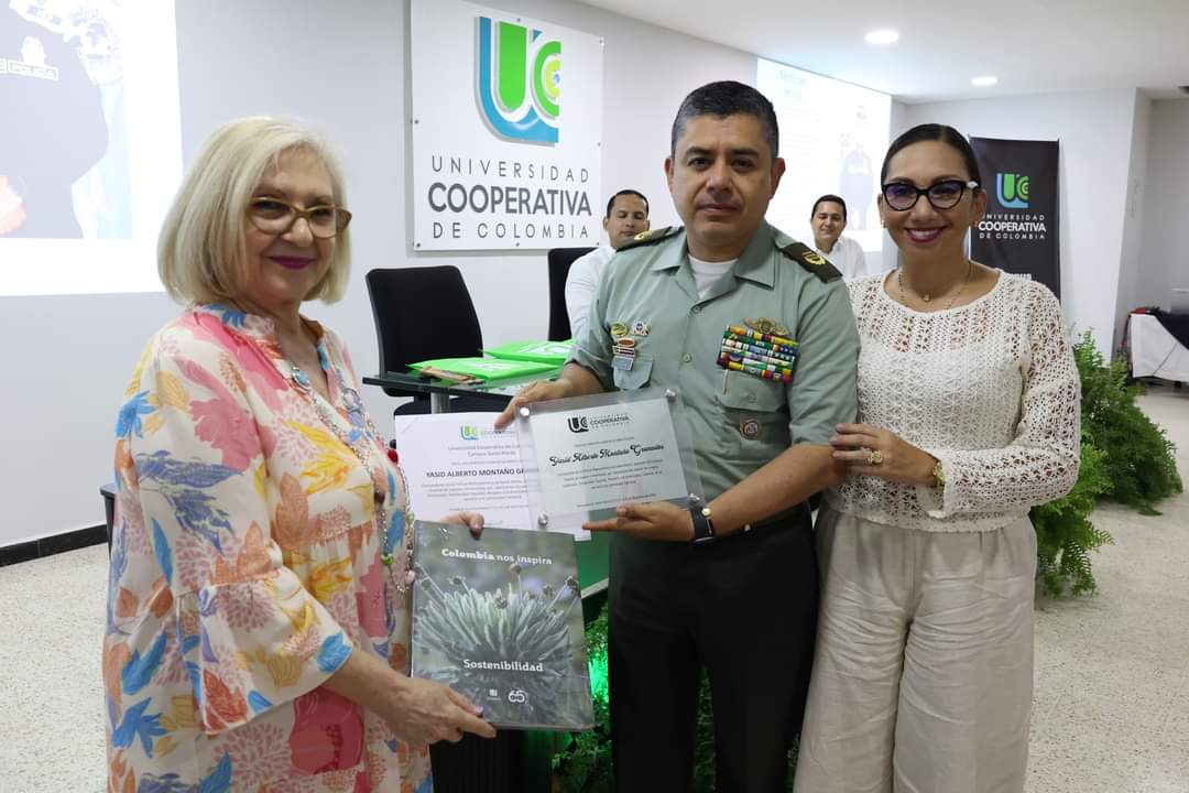 uccibaguespinal's tweet photo. En la UCC se vive un camino de éxito 🤩

Uno que ha recorrido el Cnel. Yasid Alberto Montaño,  #EgresadoUCC del campus El Espinal y quien fue exaltado al mérito por servicios durante la exaltación del campus Santa Marta 😄.

¡Felicidades al comandante de la Policía Metropolitana! https://t.co/WLfy2Z6WPz