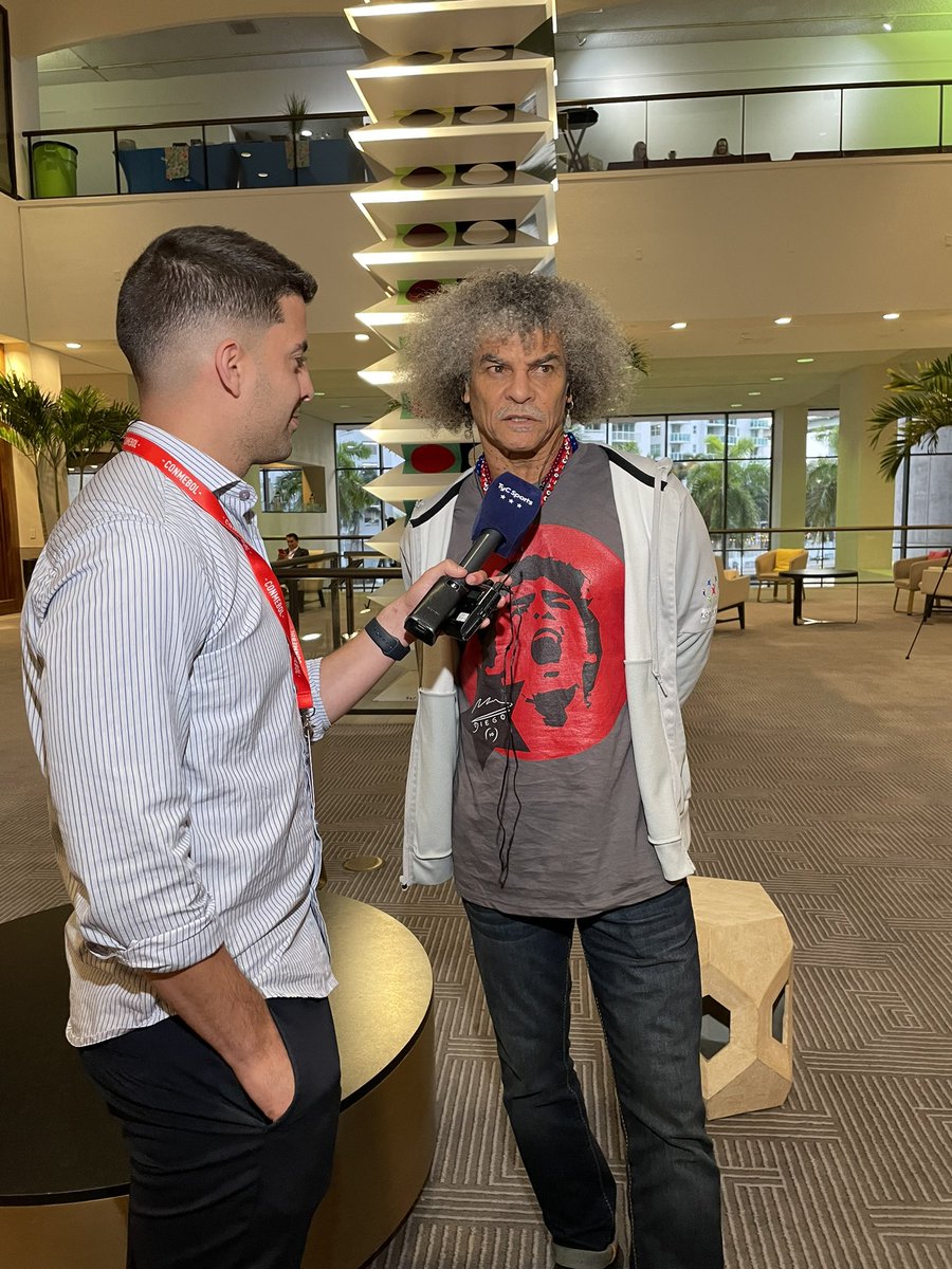 Pibe Valderrama: “Tengo una camiseta de Diego para cada día. 
Me puse una ayer, esta hoy y voy a tener otra mañana. A Maradona hay que recordarlo todos los días”.