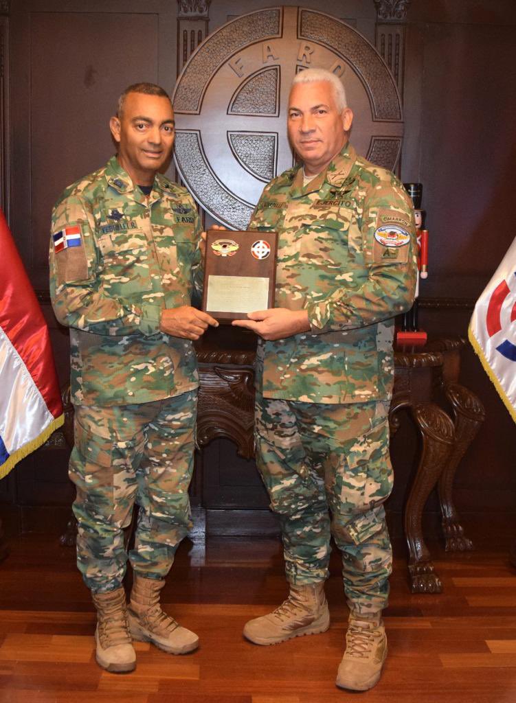 FuerzaAereaRD's tweet photo. 🚝>>VISITA Y RECONOCIMIENTO DEL CESMET<<🎖️

📍Comandancia General, #BASI.

🫡El Mayor General Téc. de Av. Carlos R. Febrillet Rodríguez, Comandante General de la #FuerzaAéreaRD🛩️🇩🇴 recibió en su despacho al Mayor General Manuel Antonio Lachapelle De los Santos, ERD… https://t.co/igWRQyz6K2