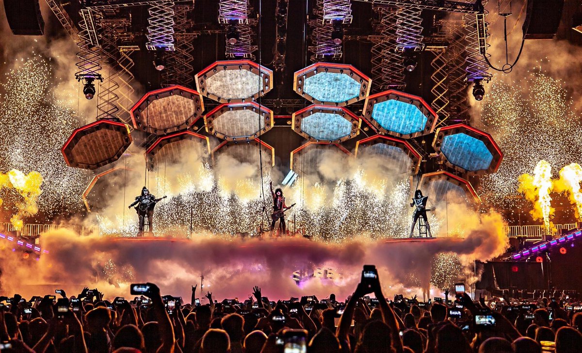 bob_robertnash's tweet photo. F*cking EPIC!
#KISS50 https://t.co/q3qogL7Nxd