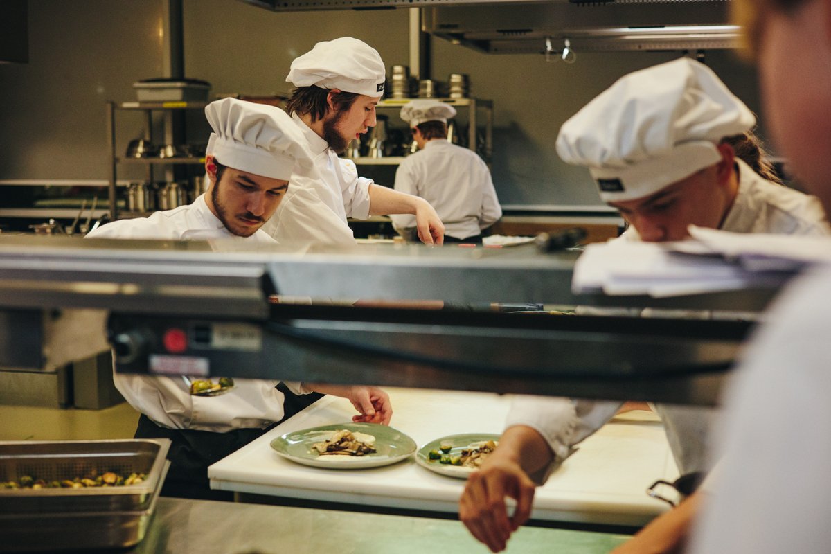 • 37 m •
'Met nieuwe energie naar een gezonde toekomst' was het thema van het inspiratiediner van The Economic Board <a href="/vnoncwmidden/">VNO-NCW Midden</a> <a href="/rocnijmegen/">ROC Nijmegen</a> De avond werd  verzorgd door eerstejaars studenten <a href="/rocnijmegen/">ROC Nijmegen</a>. Met mooie gesprekken en table speeches over Energy en Arbeidsmarkt.