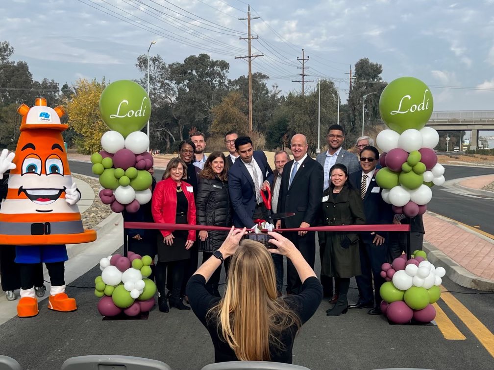 CaltransHQ's tweet photo. Congrats to @CaltranaDist10, City of Lodi, and @SJCOG on the completion of the $6M Turner Road project on SR-99. The new interchange includes a roundabout, bicycle lane, drought-resistant landscaping, & a much safer entry to Lodi. #RebuildingCA https://t.co/uCEWmFbb4v