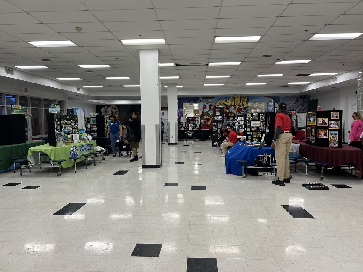 SDHCMagnet's tweet image. We are ready to welcome families to the Blake HS campus where 36 award-winning Magnet Schools await with info, answers, and lots of giveaways!

First 100 through the door get a special freebie!

Join us from 6-7:30 tonight!

@HillsboroughSch #WeAreMagnet