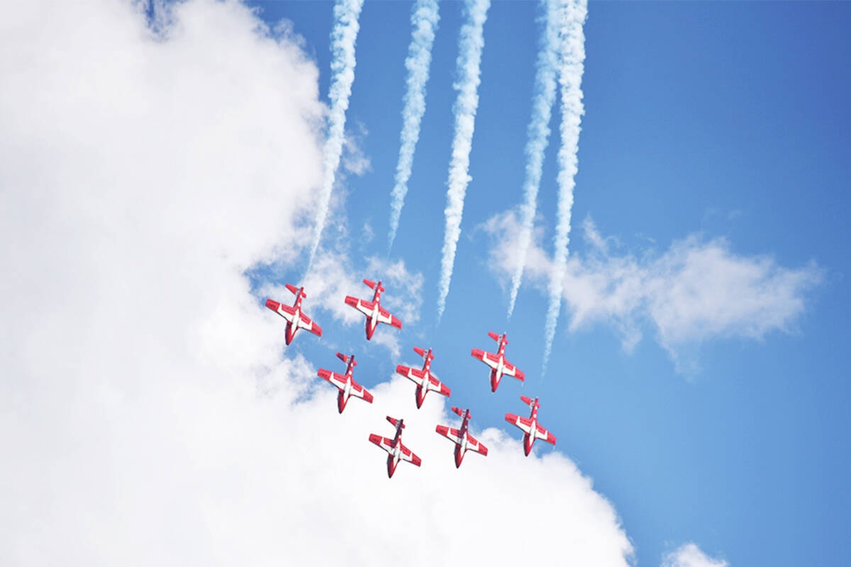 Snowbirds launch 2024 season in Comox, F-18 Demo to join them dlvr.it/SzpBsP