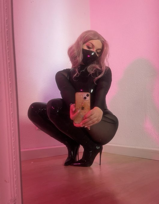 sit down, boy 🖤🐕🧎 https://t.co/9FfrgrqqeB