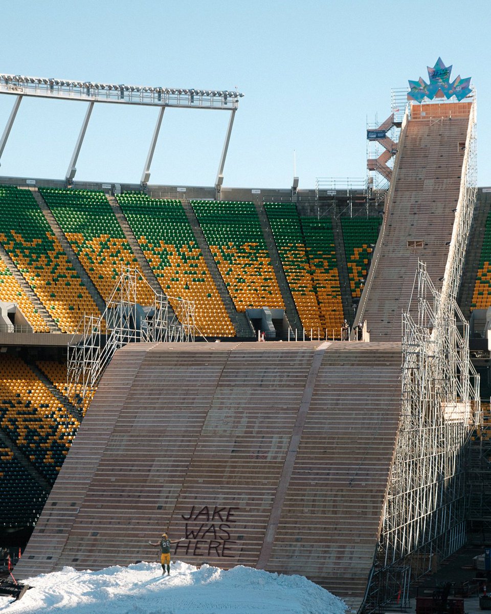 And we thought football players were big... 🤏 See the LARGEST scaffold snowboard jump ever constructed in North America at Commonwealth Stadium on Sat, Dec 9th! TICKETS | ticketmaster.ca/event/11005F37… #GoElks #ExploreEdmonton #Shredmonton #StyleExperience #CanadaSnowboard