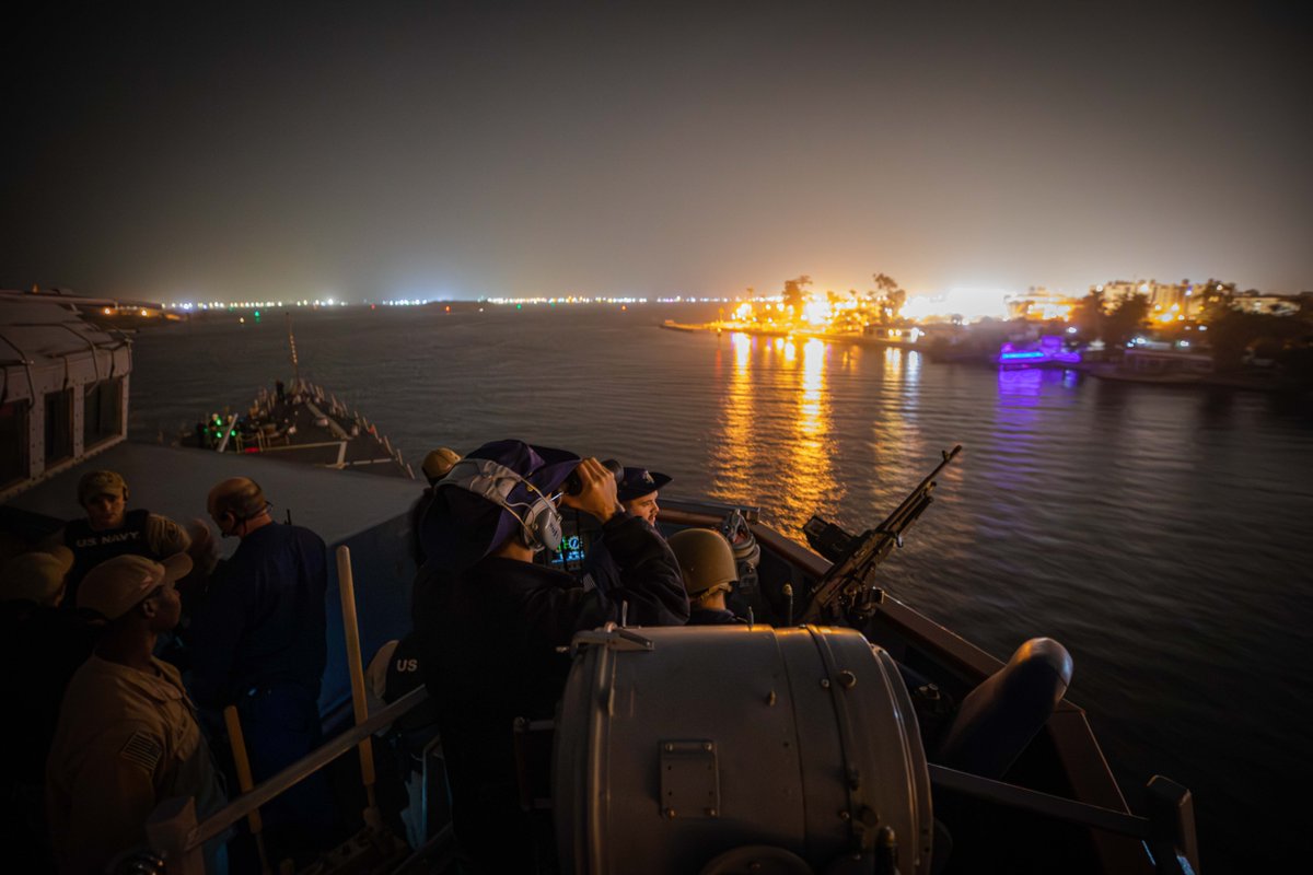 Transiting the Suez 🛳️ ⚓ 🌊 

The Arleigh Burke-class guided-missile destroyer USS Carney transits the Suez Canal. Carney is deployed to the U.S. 5th Fleet area of operations to help ensure maritime security and stability in the Middle East region. 

📸: MC2 Class Aaron Lau