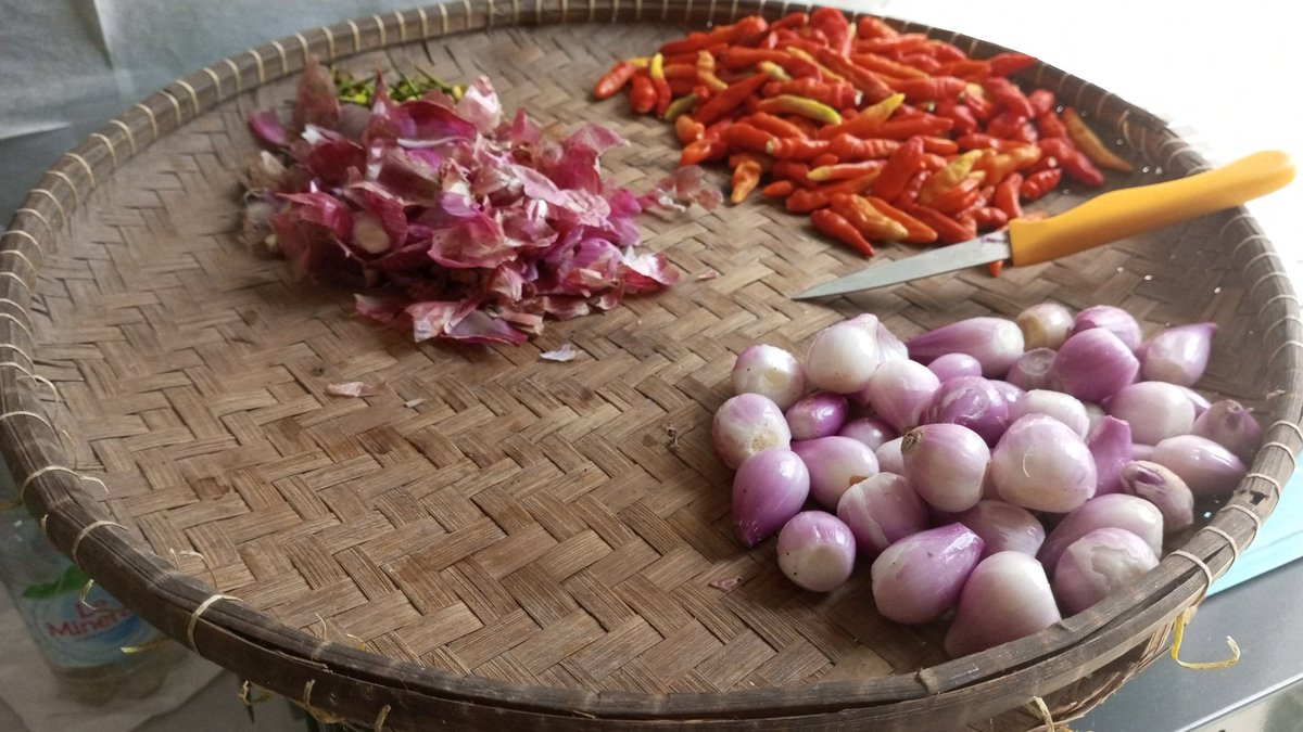 Dogelkarya76_82's tweet image. Mata Perih saat #Ngupas bawang?

Ada #Trik nya agar Mata tidak perih.
Barusan Gw temukan tanpa disadari.
Biasanya saat #Ngupas Bawang posisi Muka Kita diatas, Nah barusan Muka Gw sejajar bahkan lbh rendah. Jadi Posisi Pisau Bawang didepan. Beres ¼kg mata Gw ga perih. Coba dech...