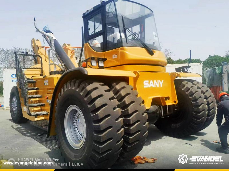 EvangelChina's tweet photo. #ExportCases SANY SRSC45H2 Reach Stacker ⛴️Tanzania ⛴️
Maximum lifting capacity: 45,000 kg
Engine power: 190 kW
Max Lifting Height:15100 mm
Wheel Base:6000 mm
Engine: CUMMINS QSM11
#SANY #SRSC45H2 #ReachStacker #machinery #heavyequipment https://t.co/1ZTZ8B5Gjf