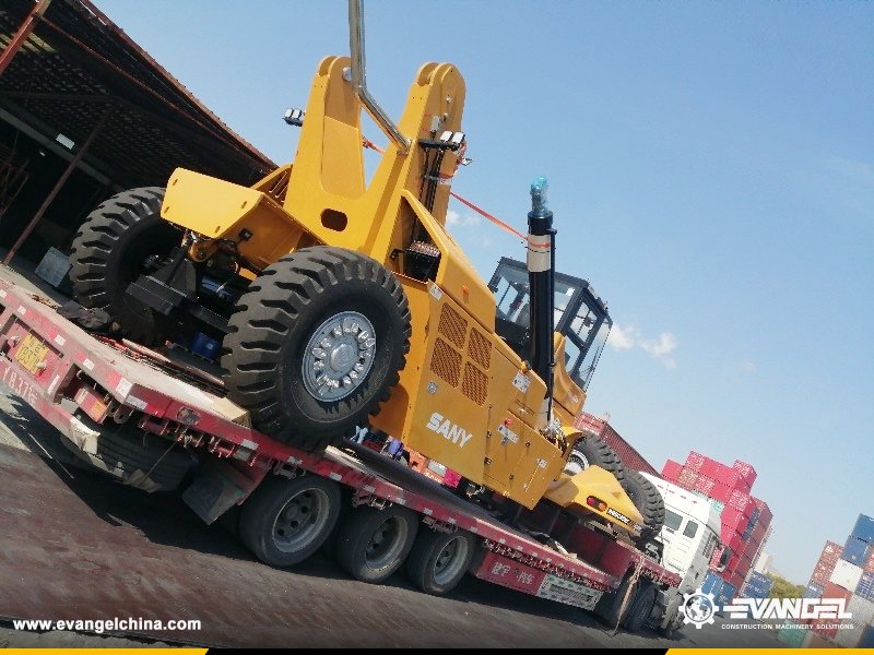 EvangelChina's tweet photo. #ExportCases SANY SRSC45H2 Reach Stacker ⛴️Tanzania ⛴️
Maximum lifting capacity: 45,000 kg
Engine power: 190 kW
Max Lifting Height:15100 mm
Wheel Base:6000 mm
Engine: CUMMINS QSM11
#SANY #SRSC45H2 #ReachStacker #machinery #heavyequipment https://t.co/1ZTZ8B5Gjf