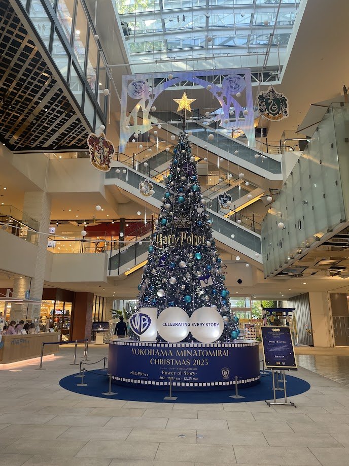 unhdpr's tweet photo. こんにちは！

本日はUSEN商材の導入事例についてご紹介★

#横浜ランドマークタワー に自由にチャンネルのカスタマイズが可能な専用放送システム「S.sence」が導入されています🎼

今シーズンは #ワーナーブラザーズ 創立100周年ということもあり、コラボ企画も実施中です！

#クリスマスツリーの日 https://t.co/uraydaA5ot