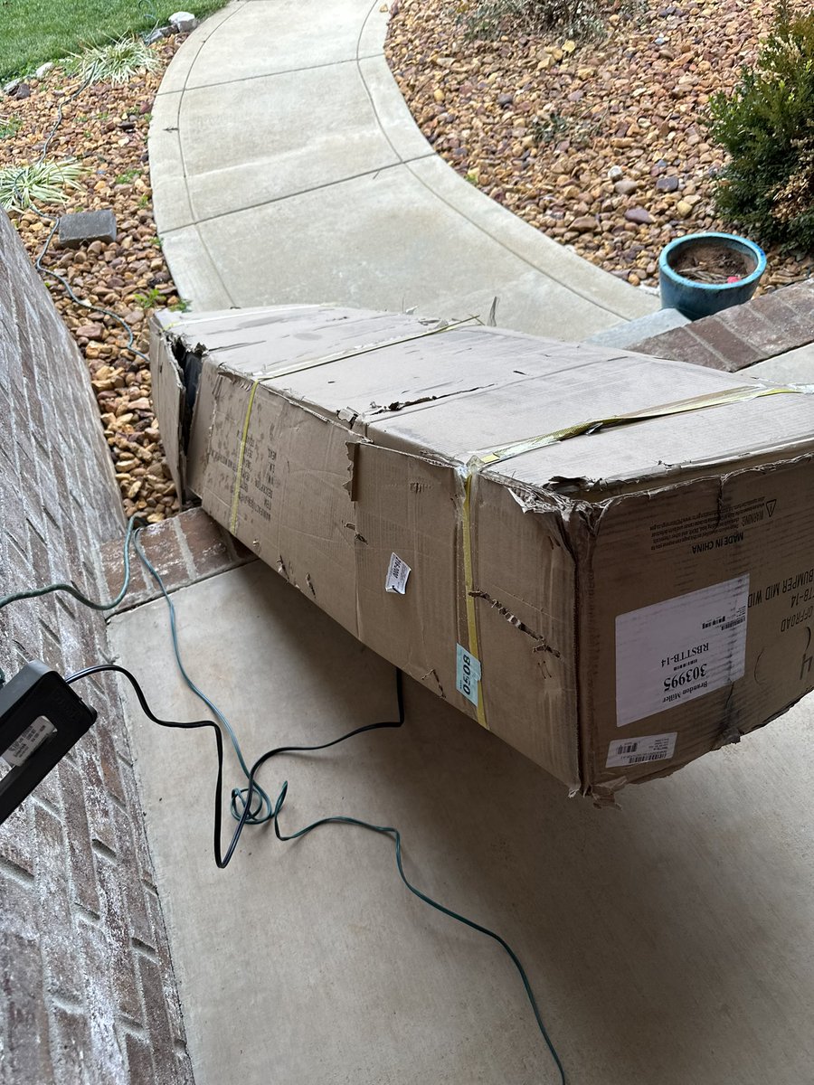 bricky_9's tweet photo. Too bad my camera didn’t catch them. Seems like they don’t like their job, so just dump what I ordered straight off the dolly. If you don’t like your job, THEN QUIT! Way to go @FedEx https://t.co/zuy5xKY3kN