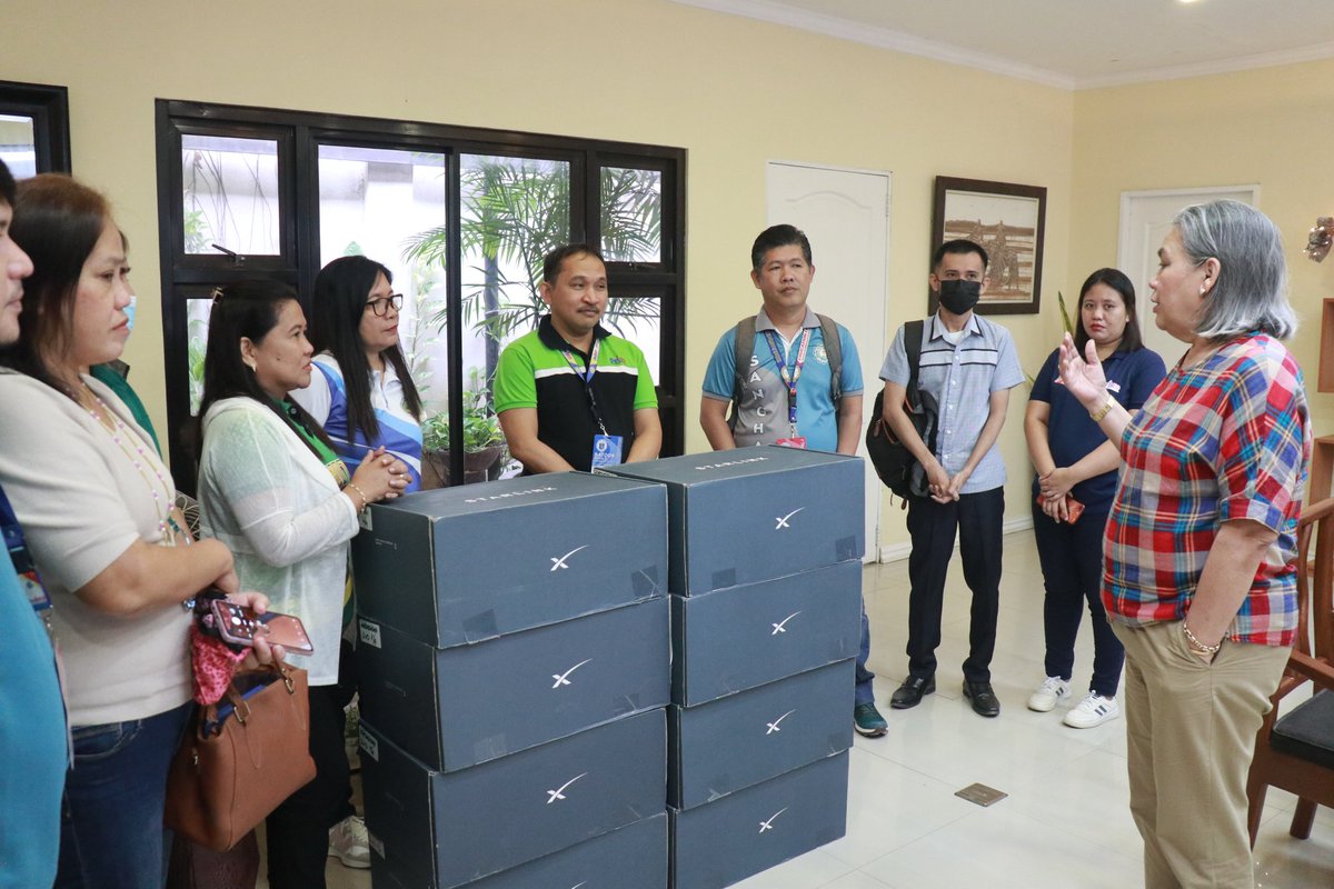 maticitylgu's tweet photo. STARLINK PARA SA LAGYONG ESKWELAHAN 

Walo ka eskwelahan sa Dakbayan sa Mati ang nakadawat og Starlink buntag sa Disyembre 7,  2023 gikan sa City of Mati LGU sa pagdumala ni Mayor Michelle Nakpil Rabat. 

Ang walo ka eskwelahan nasakop sa Geographically Isolated and Disadvantaged https://t.co/Rs6W24Hqvy