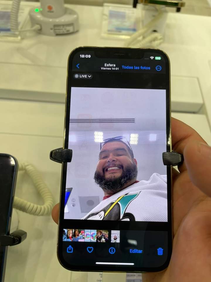 Fui a ver celulares y me sale este wey.  <a href="/lamolechida/">IVAN LA MOLE</a>  🫶🤣😗