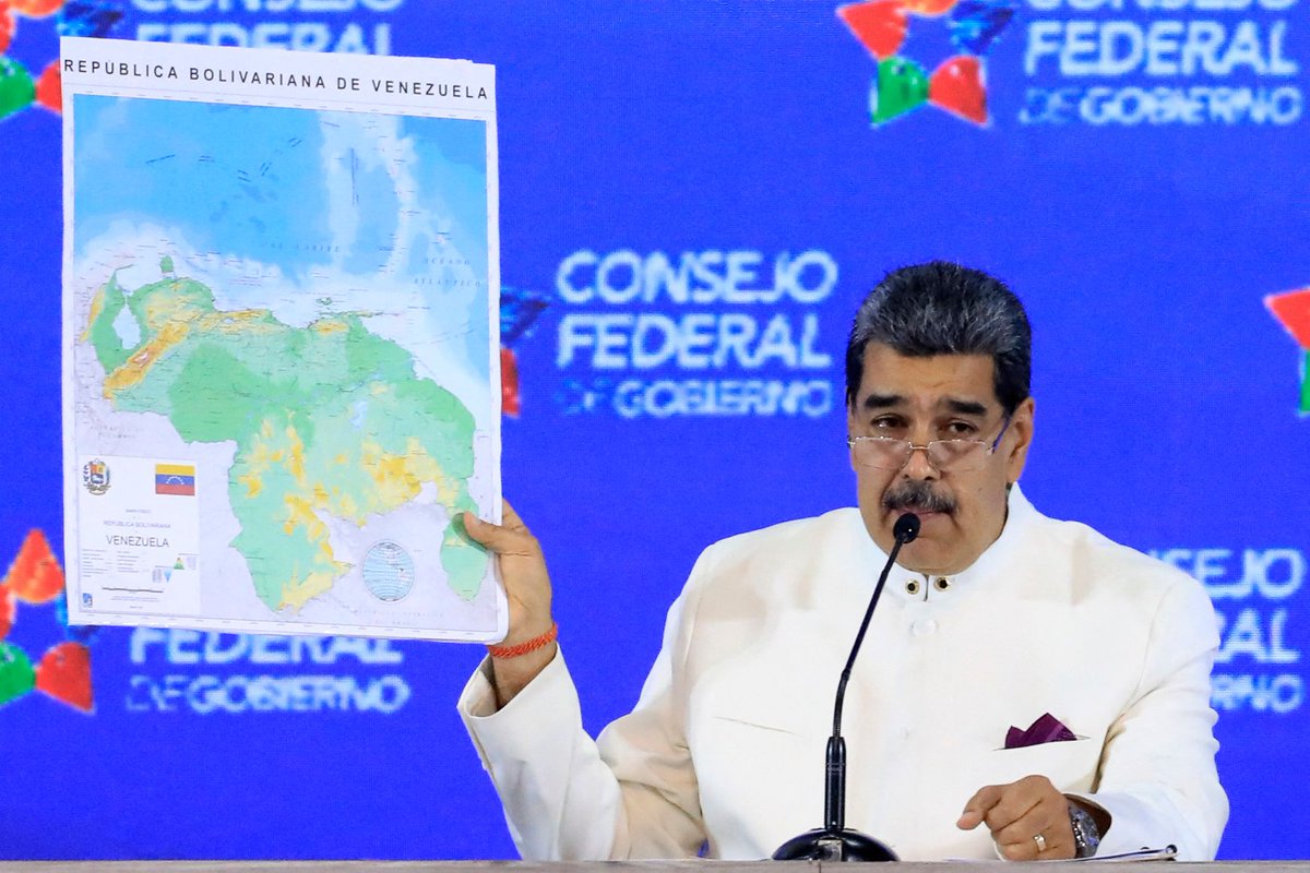 ベネズエラが「新しい地図」を発表。隣国ガイアナの国土の7割を自国領に塗り替える
https://t.co/t51iHJnTLY
ガイアナ政府はこうした動きを「差し迫った脅威」と強く批判しています
写真:AFP=時事、Getty Images、マドゥロ大統領の公式X