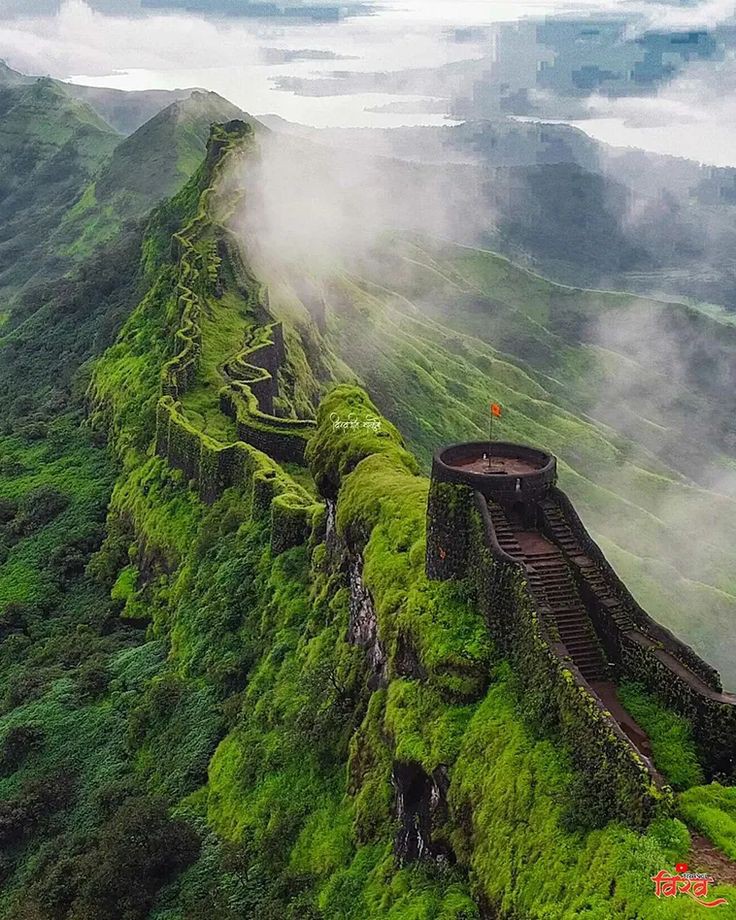 desi_thug1's tweet photo. 10 Historic Forts in Maharashtra..

1. Rajgad Fort https://t.co/uX6X3iZ4x9