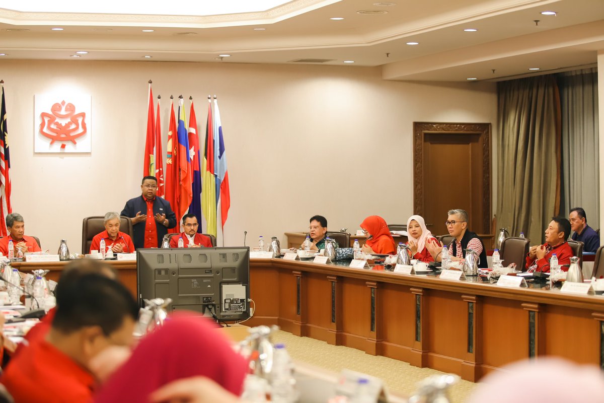 tzafrul_aziz's tweet image. Malam tadi saya hadir ke Mesyuarat Majlis Kerja Tertinggi UMNO Malaysia. 

Pelbagai agenda telah dibincangkan demi memartabatkan agama, bangsa dan negara, insya-Allah. 

UMNO.
Dulu, Kini dan Selamanya.

#UMNO #TZA