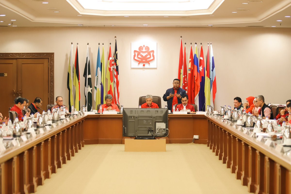 tzafrul_aziz's tweet image. Malam tadi saya hadir ke Mesyuarat Majlis Kerja Tertinggi UMNO Malaysia. 

Pelbagai agenda telah dibincangkan demi memartabatkan agama, bangsa dan negara, insya-Allah. 

UMNO.
Dulu, Kini dan Selamanya.

#UMNO #TZA