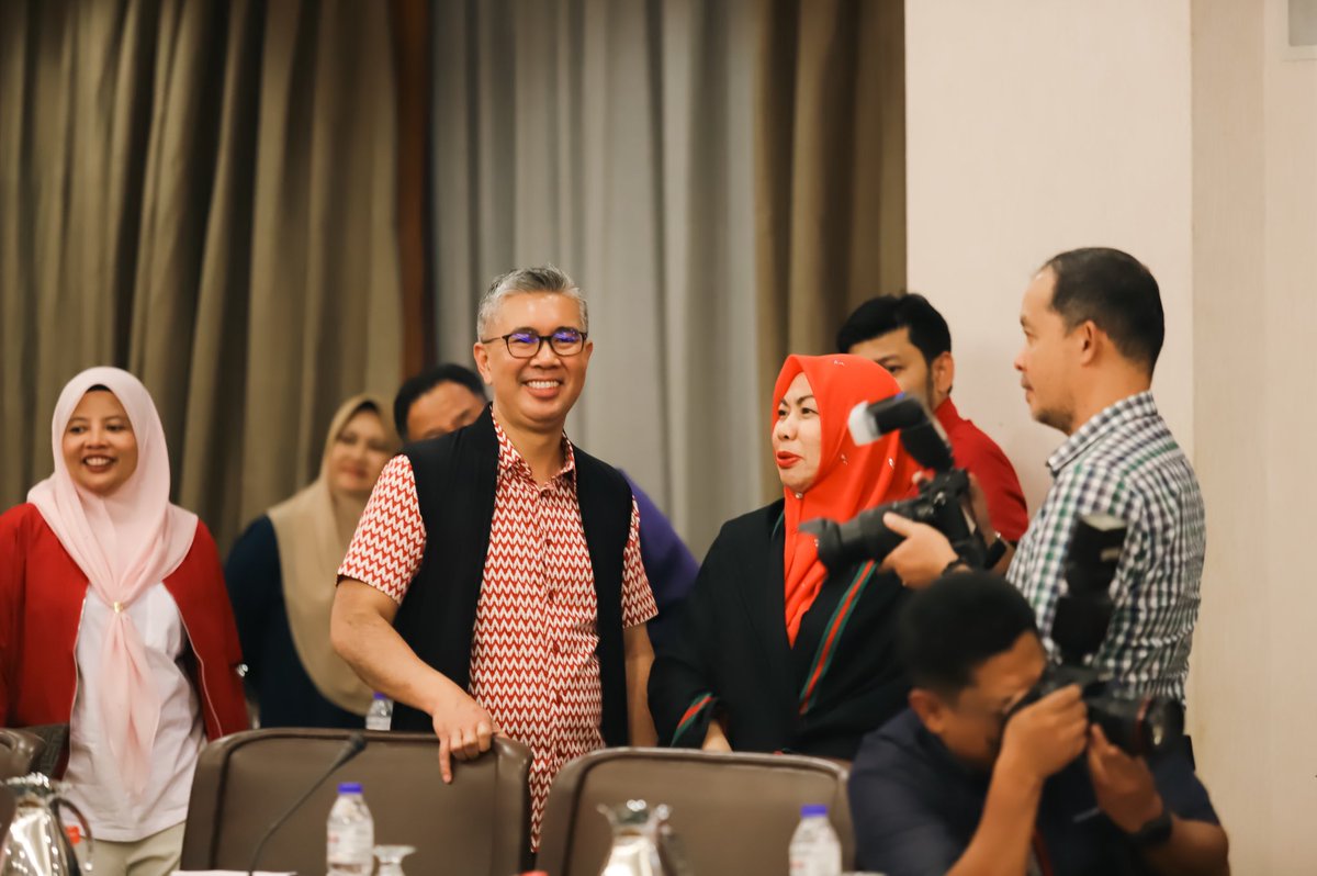 tzafrul_aziz's tweet image. Malam tadi saya hadir ke Mesyuarat Majlis Kerja Tertinggi UMNO Malaysia. 

Pelbagai agenda telah dibincangkan demi memartabatkan agama, bangsa dan negara, insya-Allah. 

UMNO.
Dulu, Kini dan Selamanya.

#UMNO #TZA