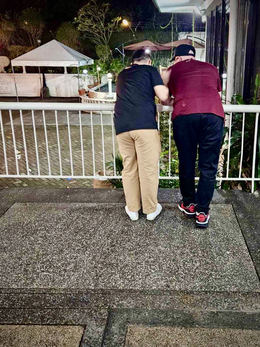 4am na pala sila natapos, discussing the night’s events and pondering about the next season. All of them were apologizing to the community. But no, we told them there’s nothing to be sorry about. Let’s just be grateful we have them by our side. #UPFight
📸 by NTGBU chair <a href="/jedeva/">Jed M. Eva III</a>