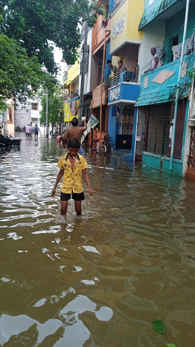 வில்லிவாக்கம் சிட்கோ நகர் பகுதியில் பலர் உதவிக்காக காத்திருக்கிறார்கள்..தயவு கூர்ந்து உதவுங்கள்..

தொடர்புக்கு - இரா.பாலு-  9840156588

#ChennaiFloodRelief #ChennaiFlood