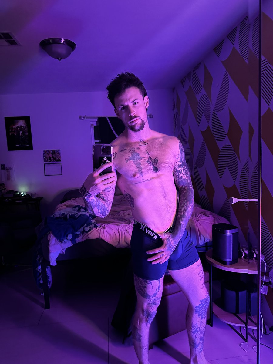 brendonqueue's tweet photo. Okay this smacks. The haircut smacks. The vibes smack. Somebody come smack me, I might like it 👀 https://t.co/bitUlj0Uj2