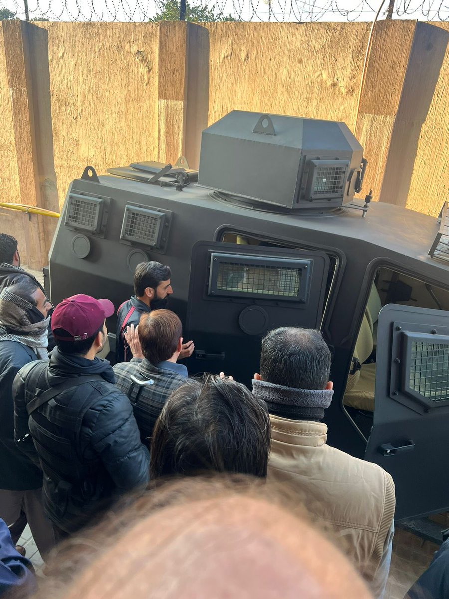 Pashteenidrees1's tweet photo. پی ٹی ایم سربراہ منظور پشتین کو سات دن جسمانی ریمانڈ پر سی ٹی ڈی کے حوالے کردیا گیا ۔ہزاروں پشتونوں کے قاتل راؤ انوار کو شاہی پروٹوکول میں عدالت میں پیش کیا جاتا ہے جبکہ مظلوموں ،بے کسوں کے سربراہ منظور پشتین کو منہ پر کالا کپڑا ڈال کر عدالت میں پیش کیا جاتا ہے ۔
یہ رویے یاد رکھیں جائینگے ۔
#ReleaseManzoorPashteen