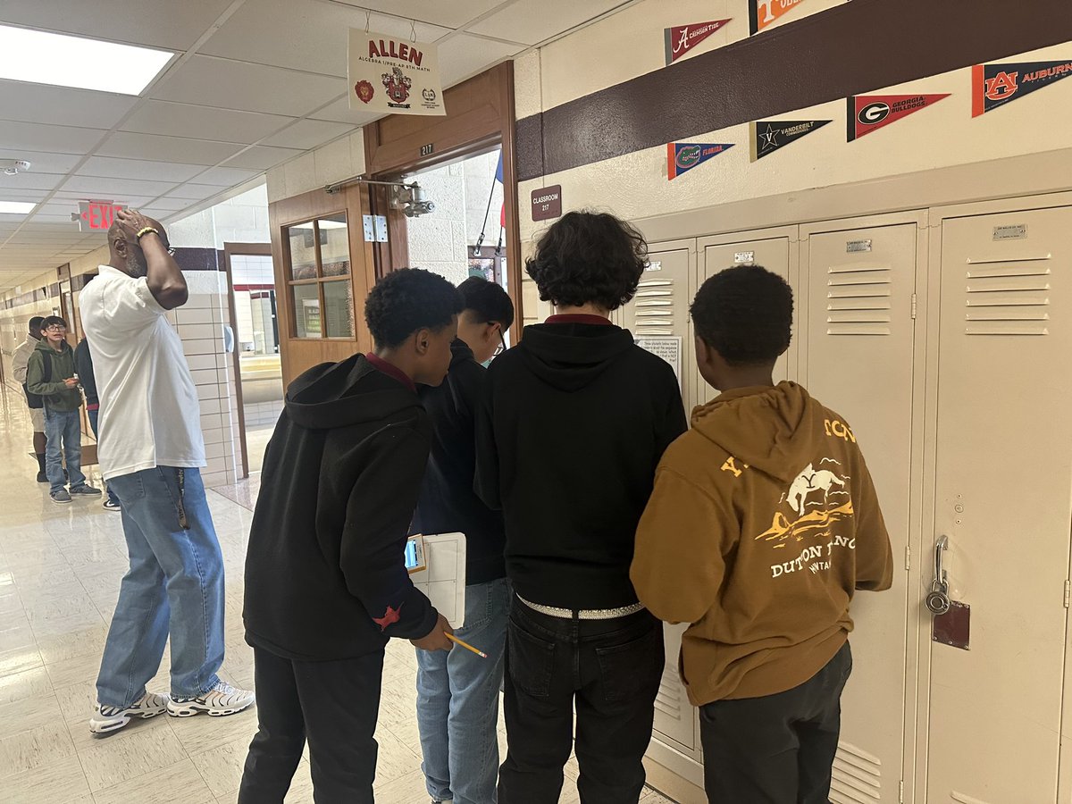 JanaeCapshaw's tweet photo. Amazing student collaboration in Mr. Allen’s 8th grade math class! #allinwithLAN #allinwithLAFO #leadwithLAN #teachwithLAN @pdilley5 @LANschools @StevenM01994744 @LAForestOak https://t.co/y5G3vCHVBm