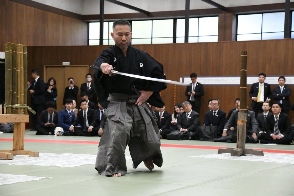 jgi_kenta's tweet photo. #斬
国賓を前に
#ベトナム国家主席 #直心影流 #英信流 #試斬 #抜刀 #剣術 #居合
日之本を
https://t.co/YV46vxcHhL https://t.co/I2Zsetbbbe