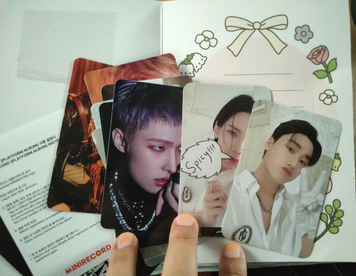 Mija3892's tweet photo. I got this pretty envelope today and got some pcs..and i dont remember if i join any GA for this and who give this to me..thank you so much😭😭😭...the nama from sender is Adriena..thank you so so much..❤️❤️❤️ https://t.co/vI3JIHEFog