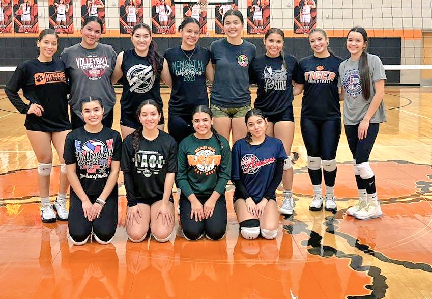 Mercedes_VBall's tweet photo. @24rgvvballstars 5A East had a great last practice this evening and ended it with some 🍝. Go East💪⭐️💙 https://t.co/GMYbOiFSkB