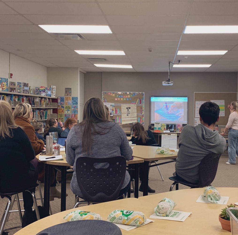 mountsfieldps's tweet image. 2nd engaging lunch and learn opportunity for all staff to enjoy the take away of instructional strategies that develop skilled writers and reading strategies for building understanding @Gardnersteph2 Thank you! #tvdsb @buildershe #mentortexts #digitalresources #3sentenceStories