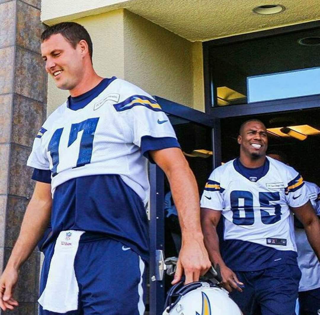 RiversGirl17_'s tweet photo. I miss this!! Here's to our 1st ballot HofFamer Mr. GOAT 🐐! I LOVE that beautiful man and I will forever be #TeamGates 🙏🏻❤⚡8️⃣5️⃣ https://t.co/muIh4BFJSm
