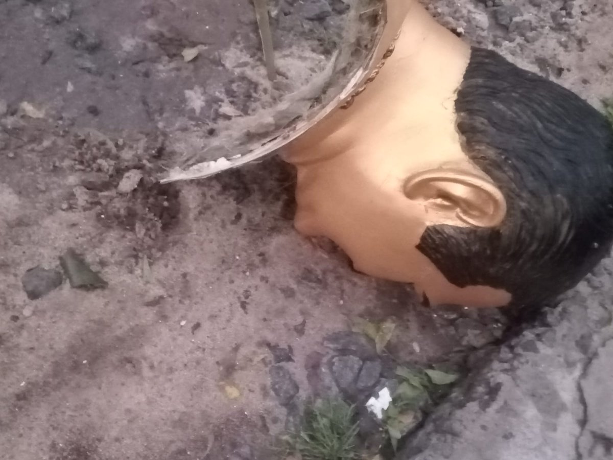 JayMedarametla1's tweet image. ఎన్టీఆర్ విగ్రహం ధ్వంసం!

బాపట్ల మండలంలోని భర్తిపూడి గ్రామంలో నందమూరి తారక రామారావు విగ్రహాన్ని తల భాగం వేరు చేసిన దుండగులు....
#SrNTR #AndhraPradesh #TDPVsYsrcp
#YsrcpRowdyism #YSJaganFailedCM 
#TDPforDevelopment #TDPWillbeBack
#JayendraMedarametla #TwitterX
#SrikanthBoppana