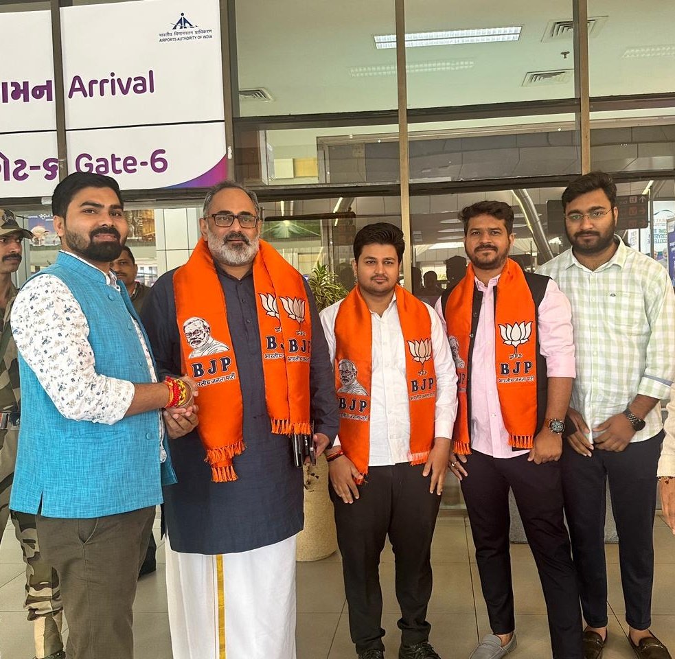 RajeevRC_X's tweet photo. Received a warm welcome at the #Ahmedabad Airport by Smt. Mayuri Prajapati, Class-I Principal, @GujLabEmptDept, Dr. VB Patel, Head Professor, Mechanical Engineering Dept, LD College and @BJP4Gujarat karyakartas. 

#RCinGujarat https://t.co/ZNMcpHn6pH