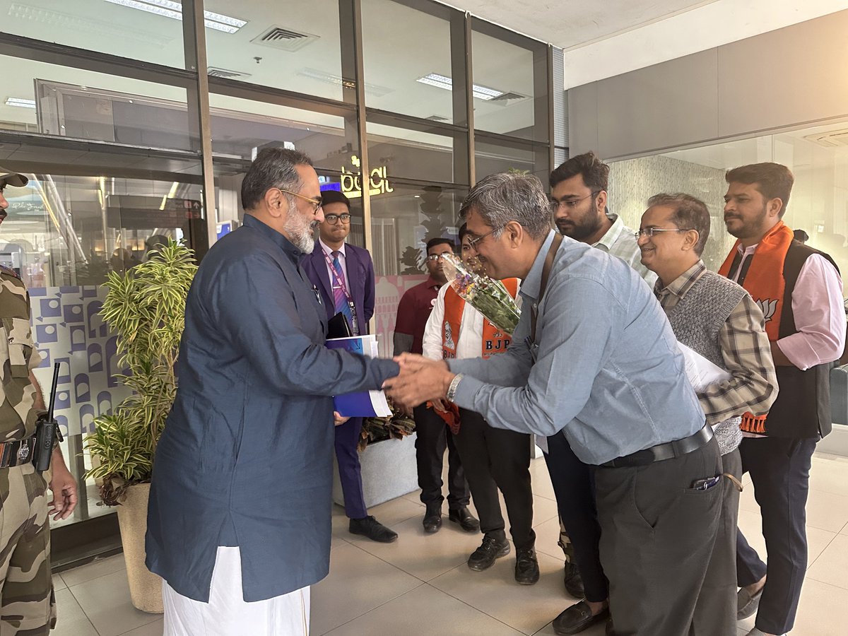 RajeevRC_X's tweet photo. Received a warm welcome at the #Ahmedabad Airport by Smt. Mayuri Prajapati, Class-I Principal, @GujLabEmptDept, Dr. VB Patel, Head Professor, Mechanical Engineering Dept, LD College and @BJP4Gujarat karyakartas. 

#RCinGujarat https://t.co/ZNMcpHn6pH