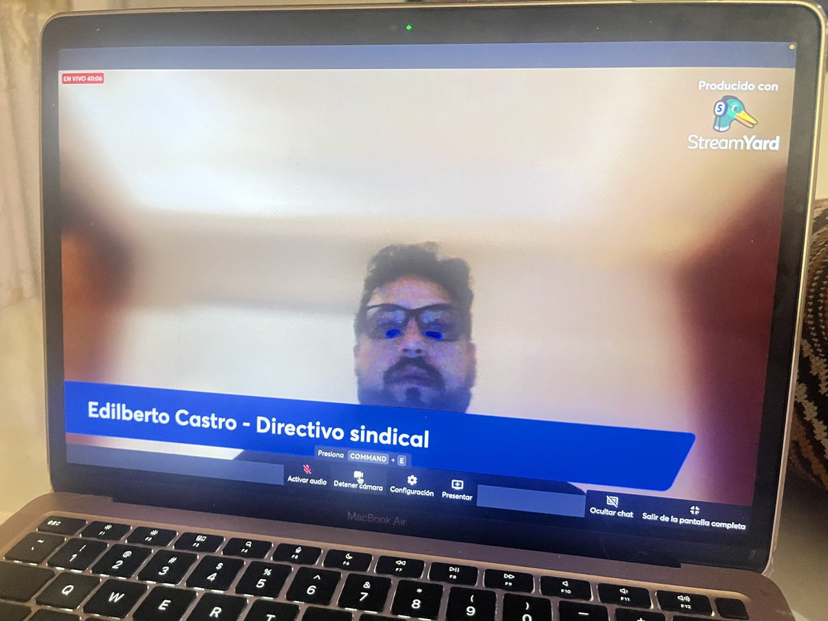 En este momento hace su intervención el Politologo y líder sindical <a href="/BetoC_Castro/">Beto C. Castro</a> quien ante la grave denuncia de <a href="/JoseGarcia298/">Jose García Sarmiento</a> del acoso laboral por parte de <a href="/TransMilenio/">TransMilenio</a> indica hoy hay empresas que les estorban los líderes sindicales y relegan a los líderes sindicales.