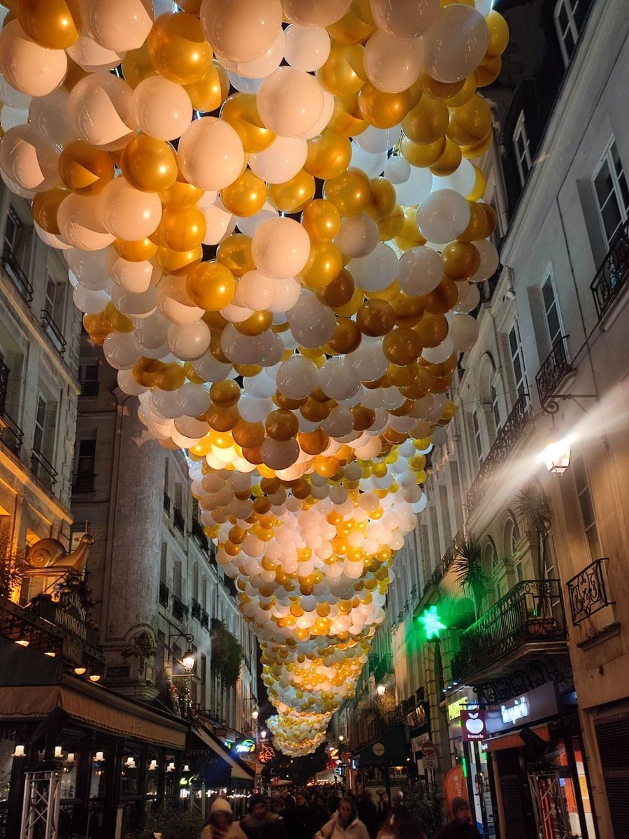 AstucesdeParis's tweet photo. Du 7 au 31 décembre, la rue des Martyrs paris 9 devient #laRuedesBulles sous un ciel de 12 000 ballons dorés et blancs (100% biodégradables). #bubblyhour au champagne et animations musicales sont attendues tous les jeudis, vendredis et samedi.
https://t.co/xP2ybkyoWM https://t.co/MiYHaT7HAK
