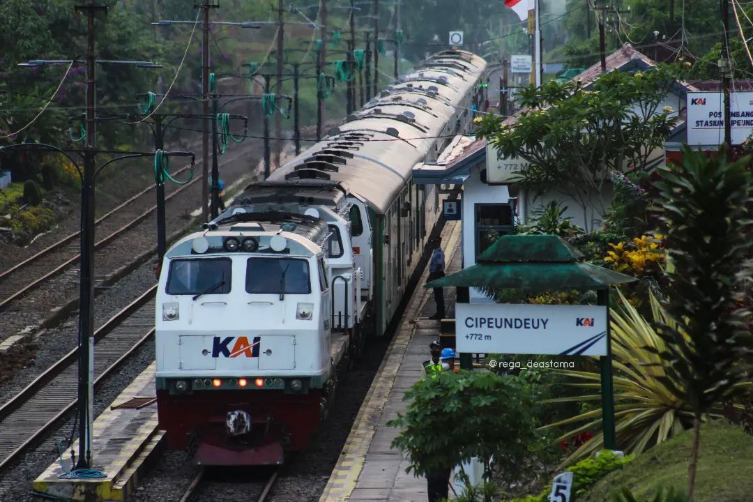 KAI121's tweet photo. Kamu yang jauh di sana, namun begitu dekat kurasa. Jarak hanyalah pembatas raga saja. Biarlah waktu menjadi penentu, atas pertemuan aku dan kamu.

Selamat pagi, #SahabatKAI

#KAI121

📸 deastama_rega06 (IG) https://t.co/wBn68iitm1