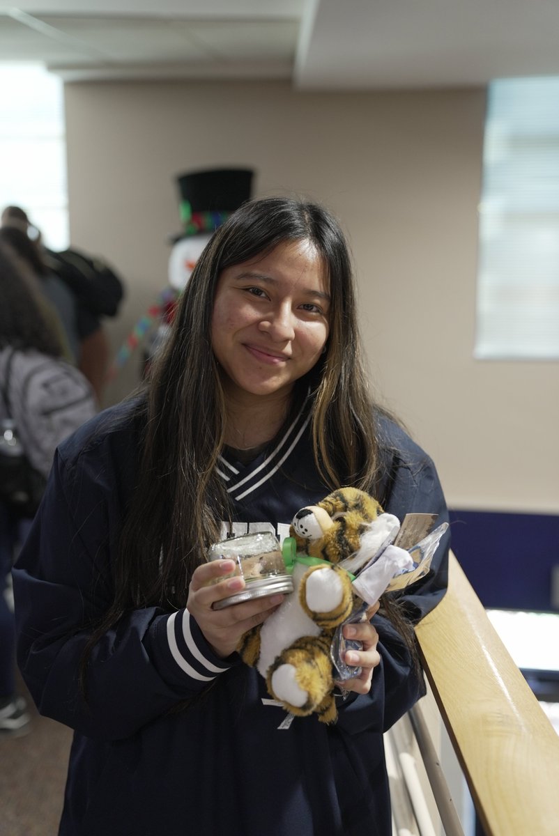 WashburnUniv's tweet photo. Washburn students created snow globes out of mason jars and participated in other festive, stress-relieving activities on Wednesday as part of #SuccessWeek! https://t.co/v4XmU1DAlX