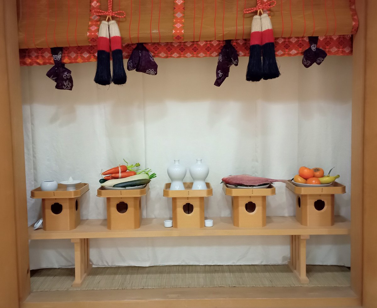 ayanakajima3's tweet photo. 一般的な神社の、供物の並べ方です。

真ん中に、一番の供物の御神酒。
神様からみて、左側に二番目の魚。
三番目に野菜。四番目に果物。五番目に塩と水がきます。
左優位の法則で、すべて、神様からみて、左、右。左、右と並べられます。 https://t.co/0WUlRw0Pws