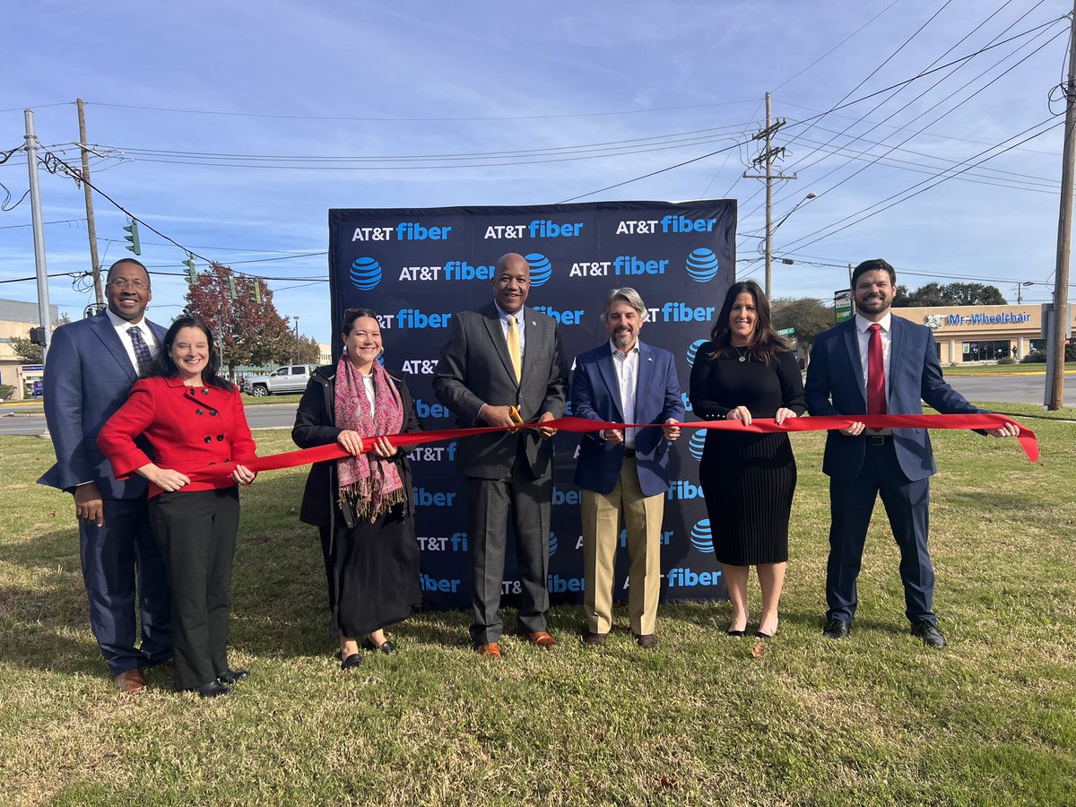 MattLAdams's tweet photo. Joined @CameronHenryLA &amp; @RepSchlegel in their districts this morning to announce new availability of AT&amp;T Fiber to nearly 500 new locations in Jefferson

AT&amp;T Fiber is now available at 117k+ locations in Jefferson Parish &amp; 590k+ locations statewide… with more to come! https://t.co/Z6N7rTe6ao