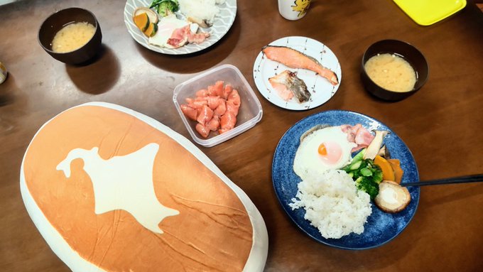 目玉焼き、ベーコンと野菜、塩鮭、明太子、お味噌汁、北海道チーズ蒸しケーキ、という日本の標準的な朝の食卓