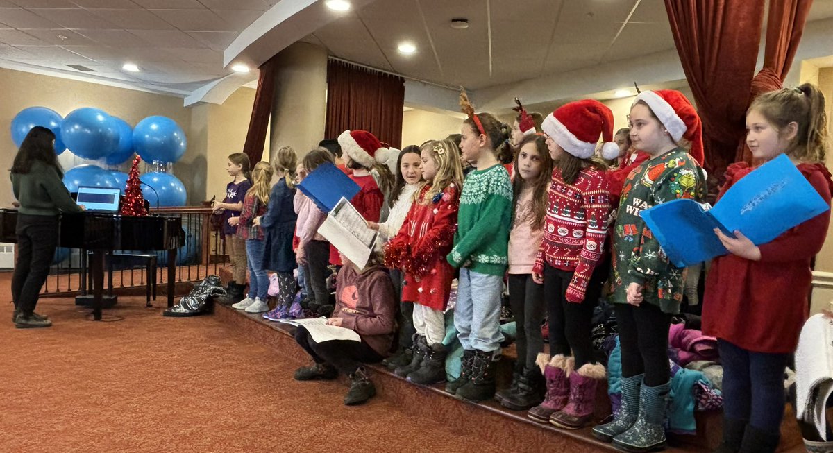 “The best way to spread holiday cheer is singing loud for all to hear!” Today our choir entertained the residents of Shannex-Parkland In The Valley with their selection of festive favourites!