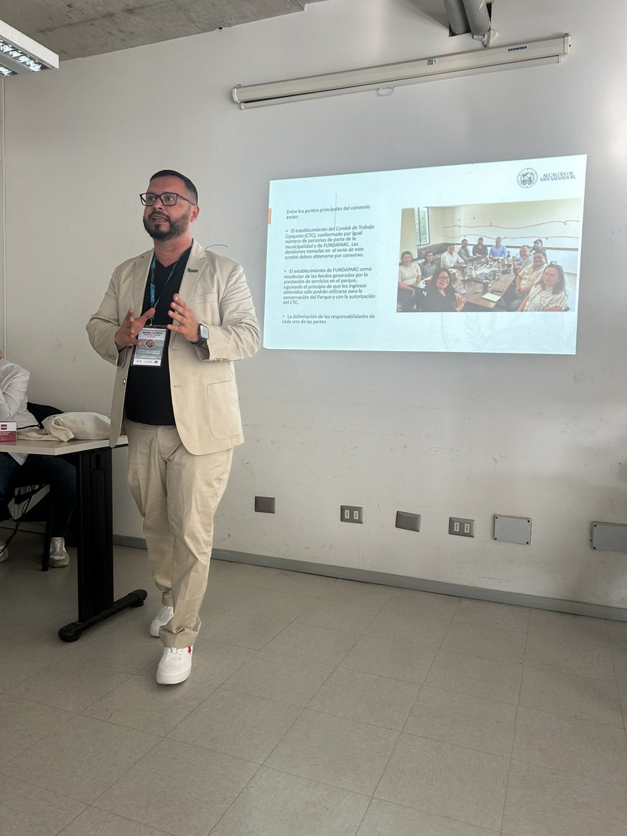 ManuelJoachin's tweet photo. En el #CongresoUIMValdivia de @uimunicipalista presentamos en el panel Políticas Urbanas y Gestión del Espacio Público, el Modelo colaborativo para la gestión del @ParqueCuscatlan por medio del Convenio con #Fundaparc y la @alcaldia_ss https://t.co/HQLRVIpo66