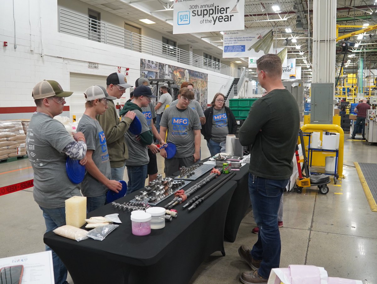 MarkHackel's tweet photo. 3. Economic and talent development. In terms of homegrown talent, we’ve been investing in local career education programs for years, helping bridge the gap from the classroom to the workforce. And this year we celebrated 10 years of Manufacturing Day in Macomb County. #MacombSoC https://t.co/SRFn2C5kDQ