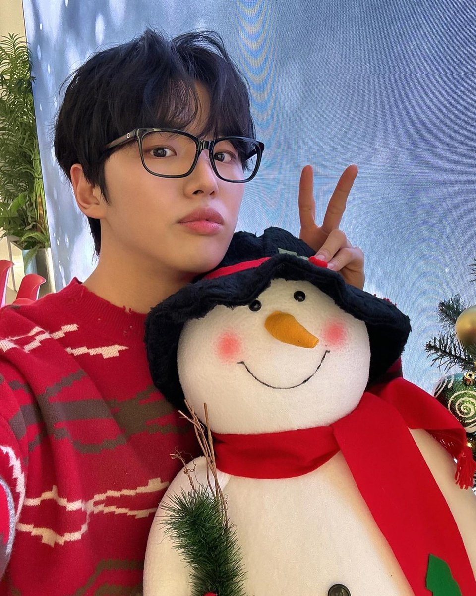 onlyforHONGSEOK's tweet photo. [📷] 061223 Actualización del IG de andmarq_official 

🎵

Una fiesta adelantada de Navidad  🎅🎄
junto con el actor Hongseok!

Nos vemos la próxima vez🙏🏻
 
#홍석 #HONGSEOK #전속계약
 #배우 #앤드마크 #andmarq https://t.co/uqeCLsPRI6