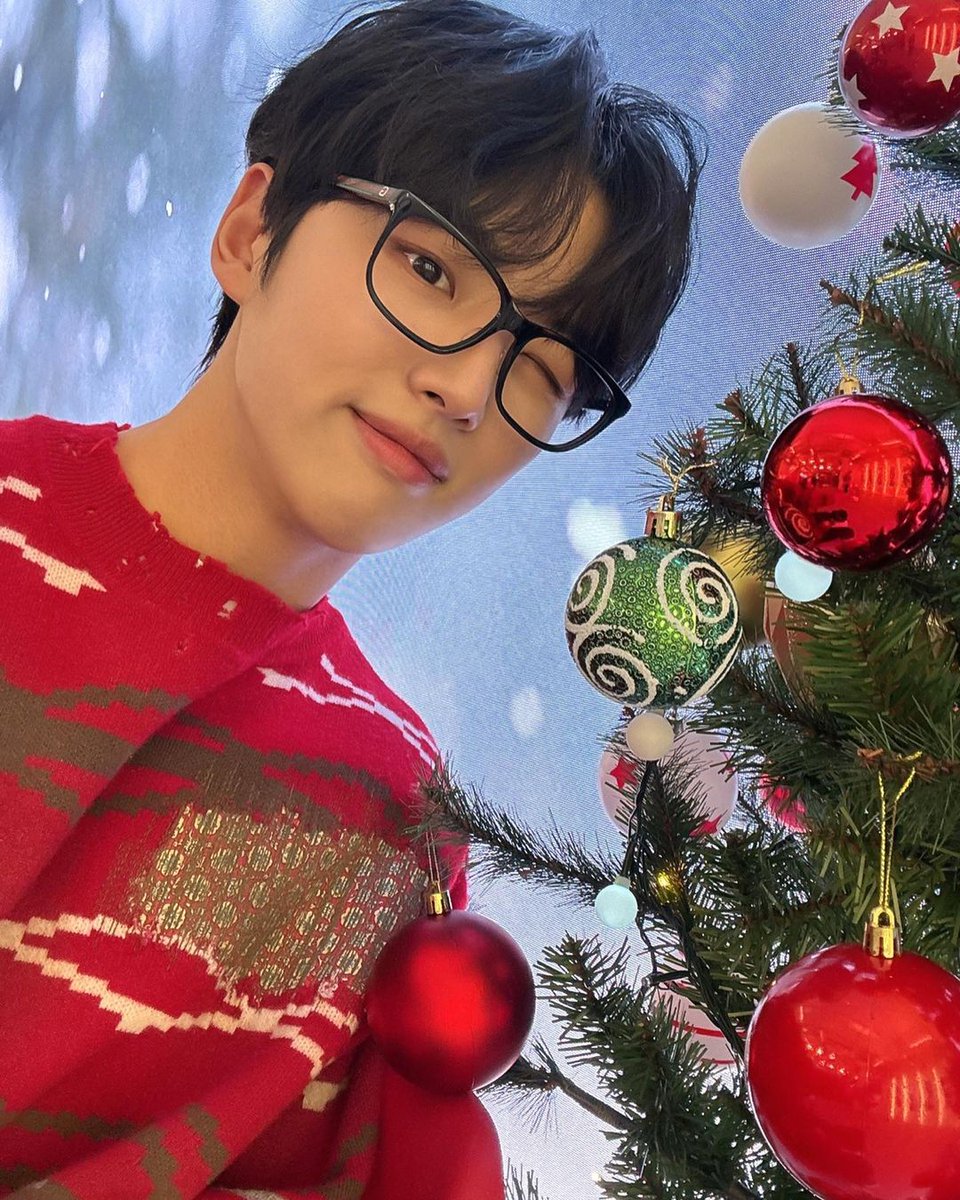 onlyforHONGSEOK's tweet photo. [📷] 061223 Actualización del IG de andmarq_official 

🎵

Una fiesta adelantada de Navidad  🎅🎄
junto con el actor Hongseok!

Nos vemos la próxima vez🙏🏻
 
#홍석 #HONGSEOK #전속계약
 #배우 #앤드마크 #andmarq https://t.co/uqeCLsPRI6