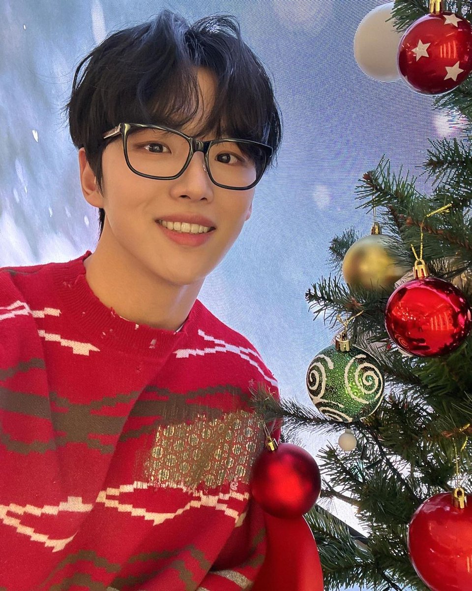 onlyforHONGSEOK's tweet photo. [📷] 061223 Actualización del IG de andmarq_official 

🎵

Una fiesta adelantada de Navidad  🎅🎄
junto con el actor Hongseok!

Nos vemos la próxima vez🙏🏻
 
#홍석 #HONGSEOK #전속계약
 #배우 #앤드마크 #andmarq https://t.co/uqeCLsPRI6