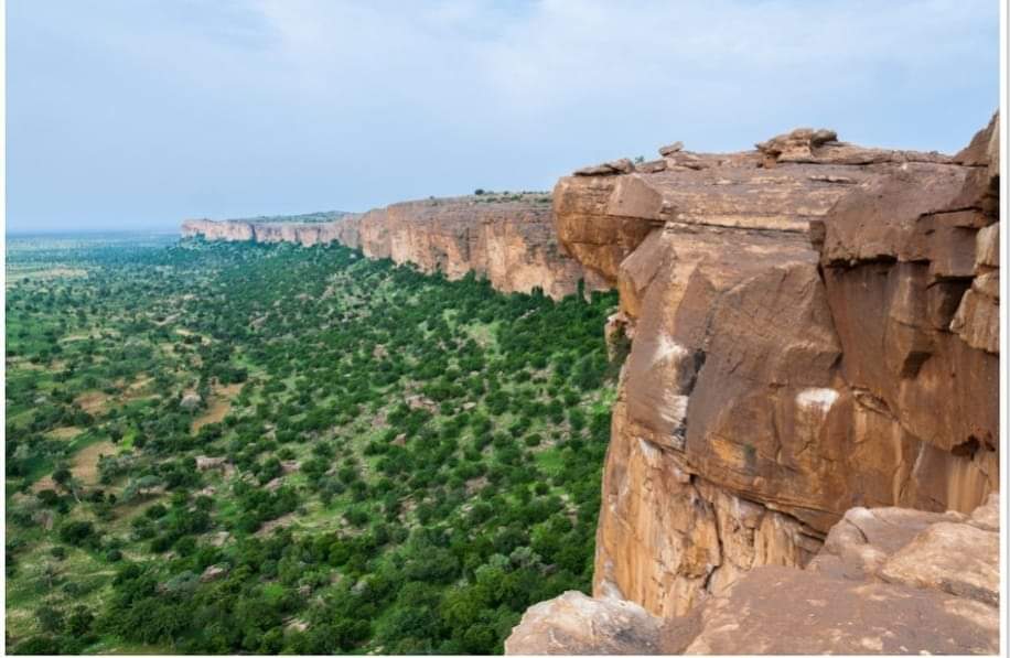 DelphineSankara's tweet photo. 🔴Mali🇲🇱/#Bandiagara/La mystérieuse falaise du Pays #Dogon.

Le site est situé dans le sud-est du Mali🇲🇱, est un lieu à la fois majestueux et empreint de mystère. Cette falaise de grès, longue de près de 200 kilomètres, offre un spectacle naturel saisissant, avec ses grottes,
1/2 https://t.co/gMrtAgxTeO